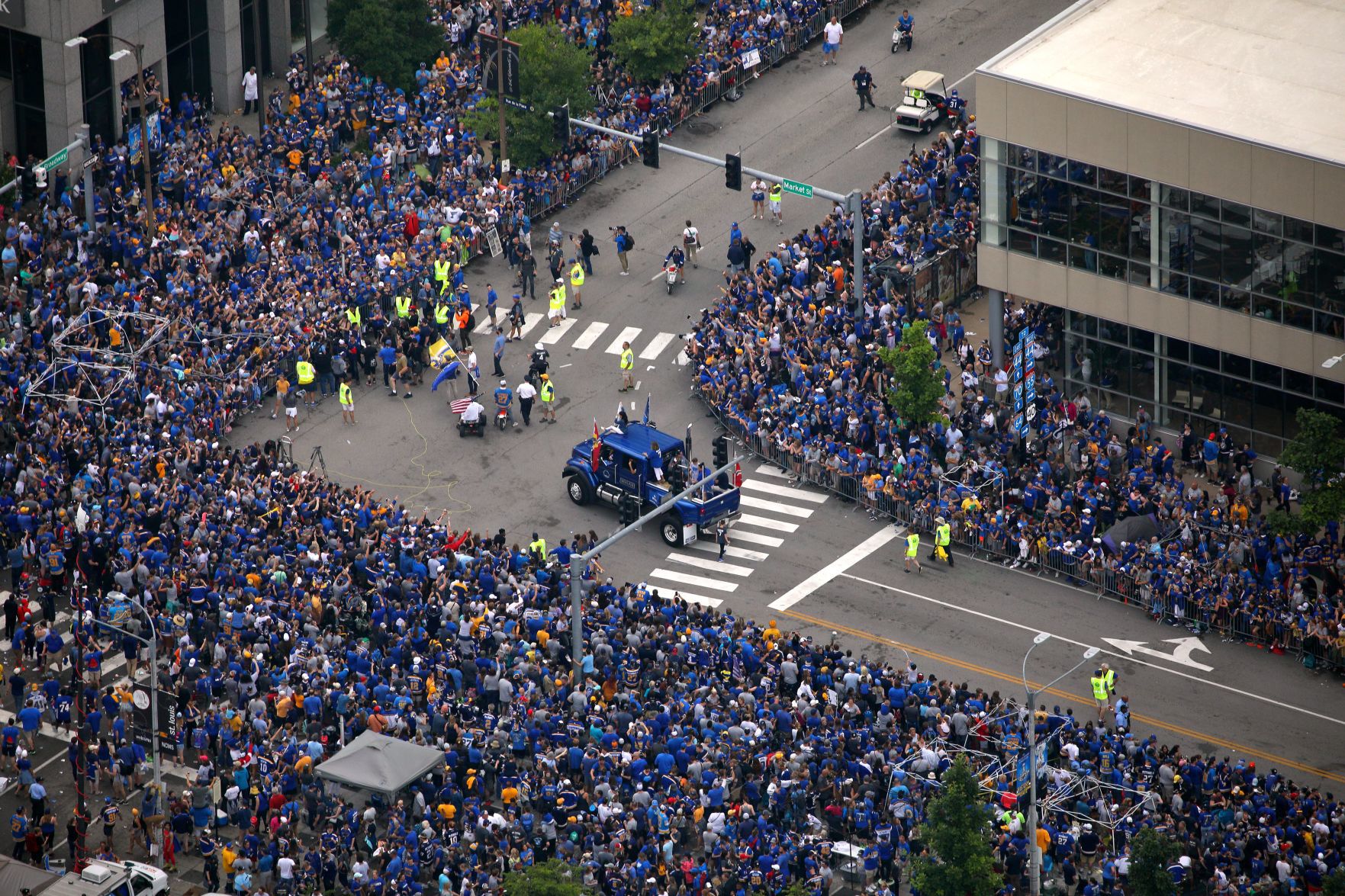 St. Louis Blues parade Stanley Cup to the Arch for fans